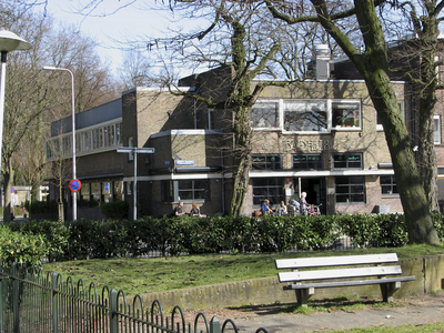 905532 Gezicht op de voor- en zijgevel van het voormalige badhuis Willem van Noortplein 19 te Utrecht, waar nu een ...